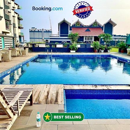Gr Palace, In Front Of Sea-Beach With Breakfast, Swimming-Pool, Fully Air-Conditioned, Hotel With Parking Availability Puri Bagian luar foto