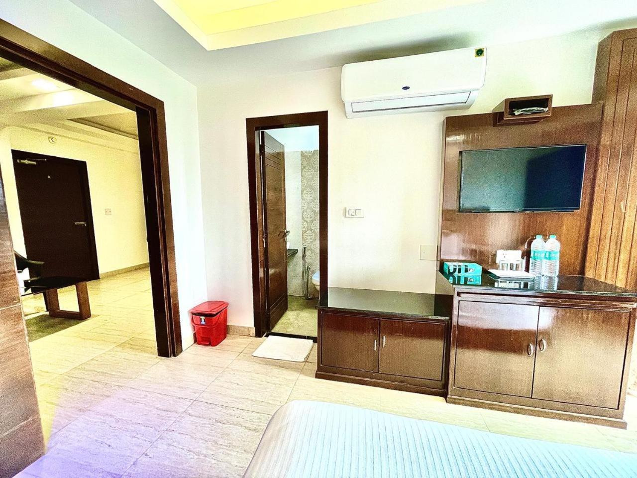 Gr Palace, In Front Of Sea-Beach With Breakfast, Swimming-Pool, Fully Air-Conditioned, Hotel With Parking Availability Puri Bagian luar foto
