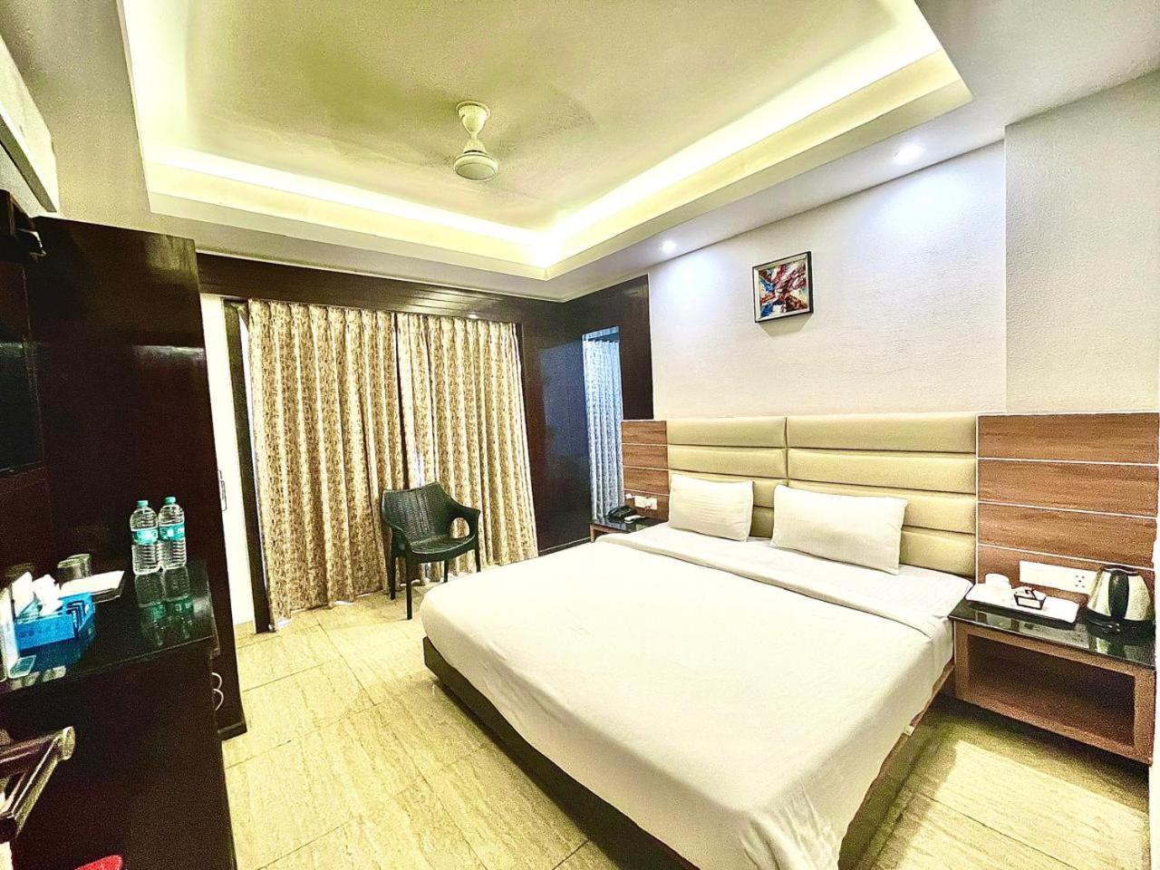 Gr Palace, In Front Of Sea-Beach With Breakfast, Swimming-Pool, Fully Air-Conditioned, Hotel With Parking Availability Puri Bagian luar foto
