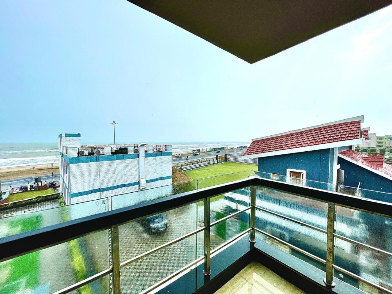 Gr Palace, In Front Of Sea-Beach With Breakfast, Swimming-Pool, Fully Air-Conditioned, Hotel With Parking Availability Puri Bagian luar foto