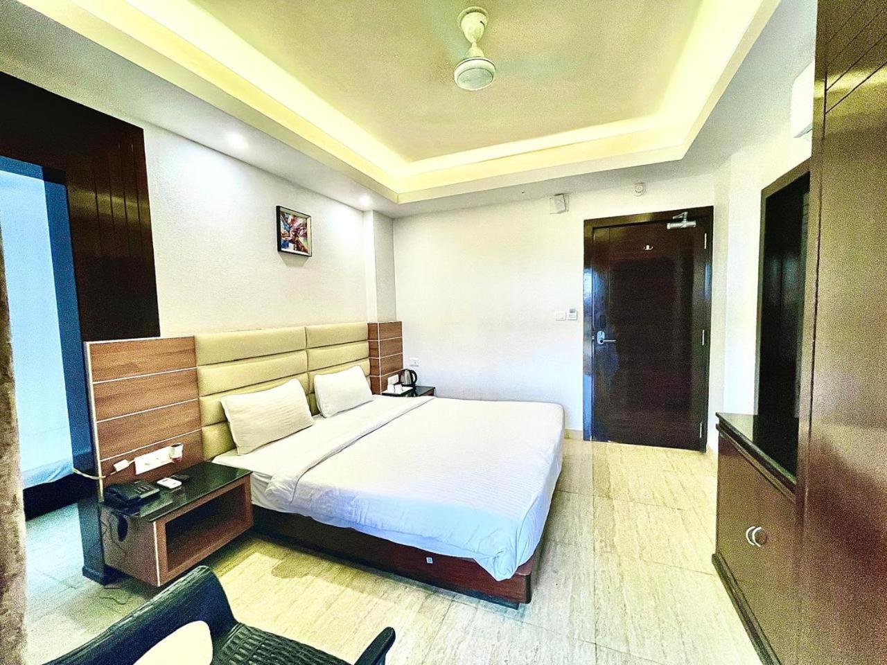 Gr Palace, In Front Of Sea-Beach With Breakfast, Swimming-Pool, Fully Air-Conditioned, Hotel With Parking Availability Puri Bagian luar foto
