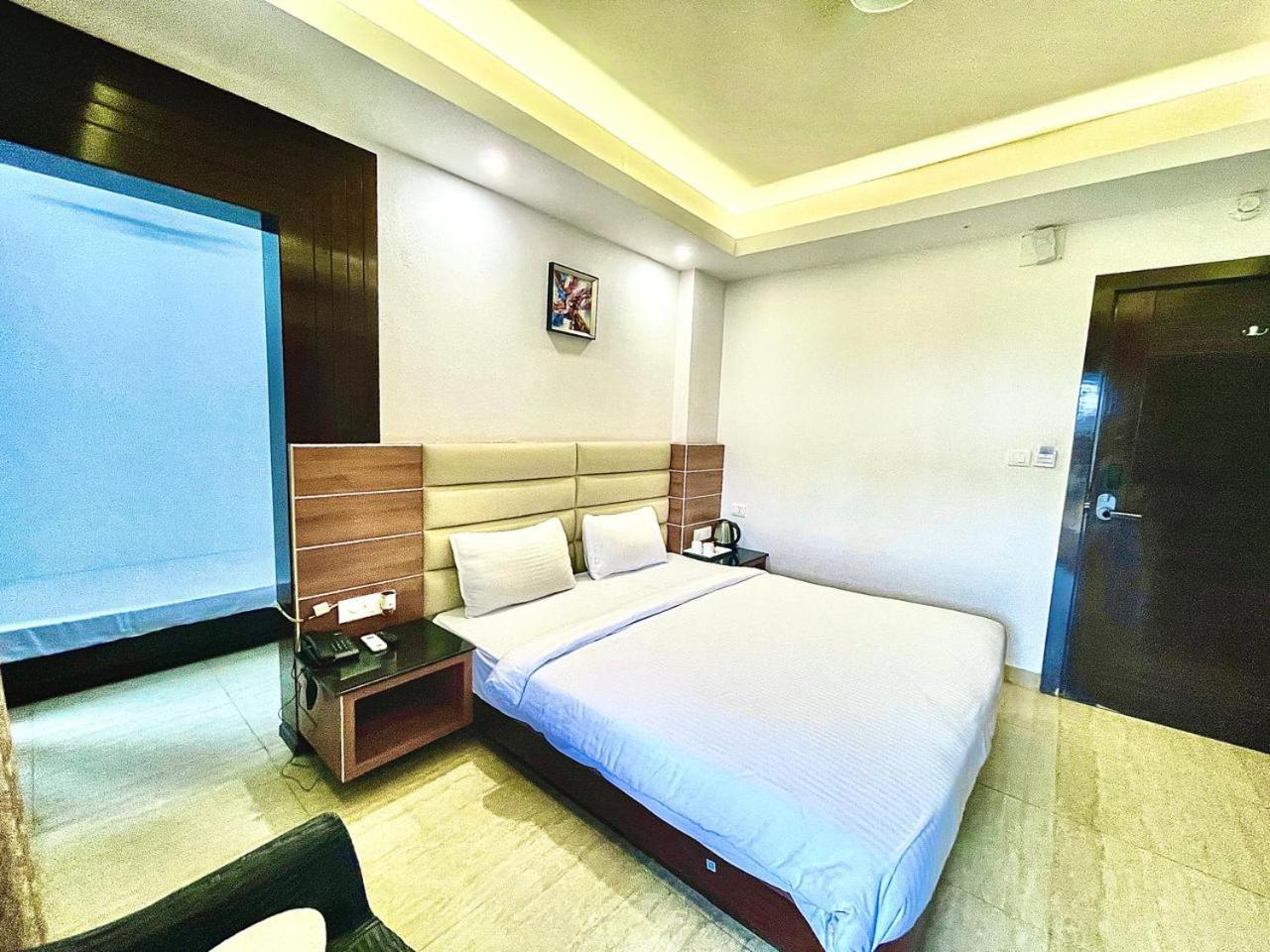 Gr Palace, In Front Of Sea-Beach With Breakfast, Swimming-Pool, Fully Air-Conditioned, Hotel With Parking Availability Puri Bagian luar foto