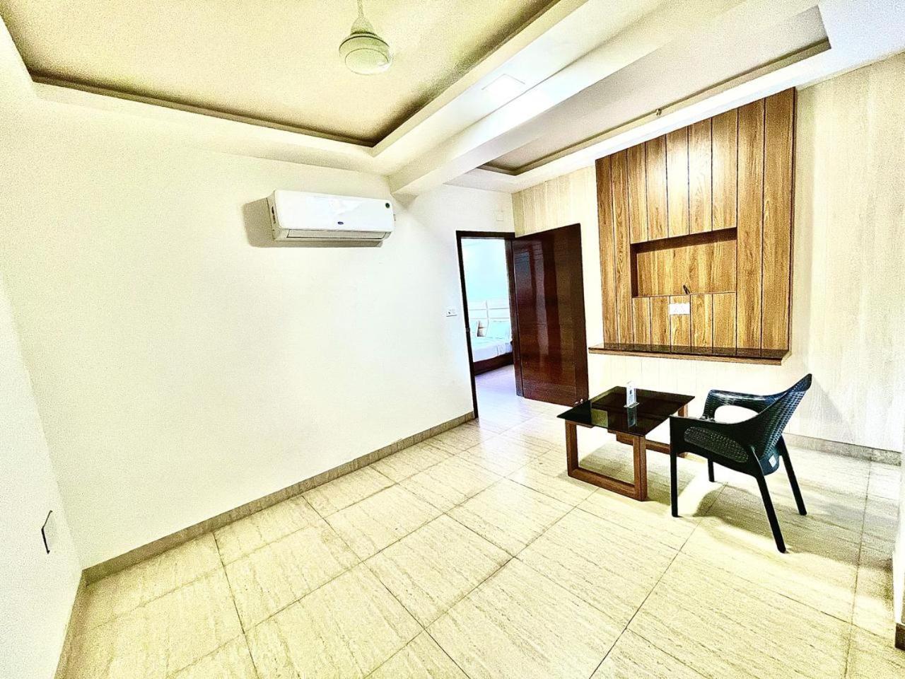 Gr Palace, In Front Of Sea-Beach With Breakfast, Swimming-Pool, Fully Air-Conditioned, Hotel With Parking Availability Puri Bagian luar foto