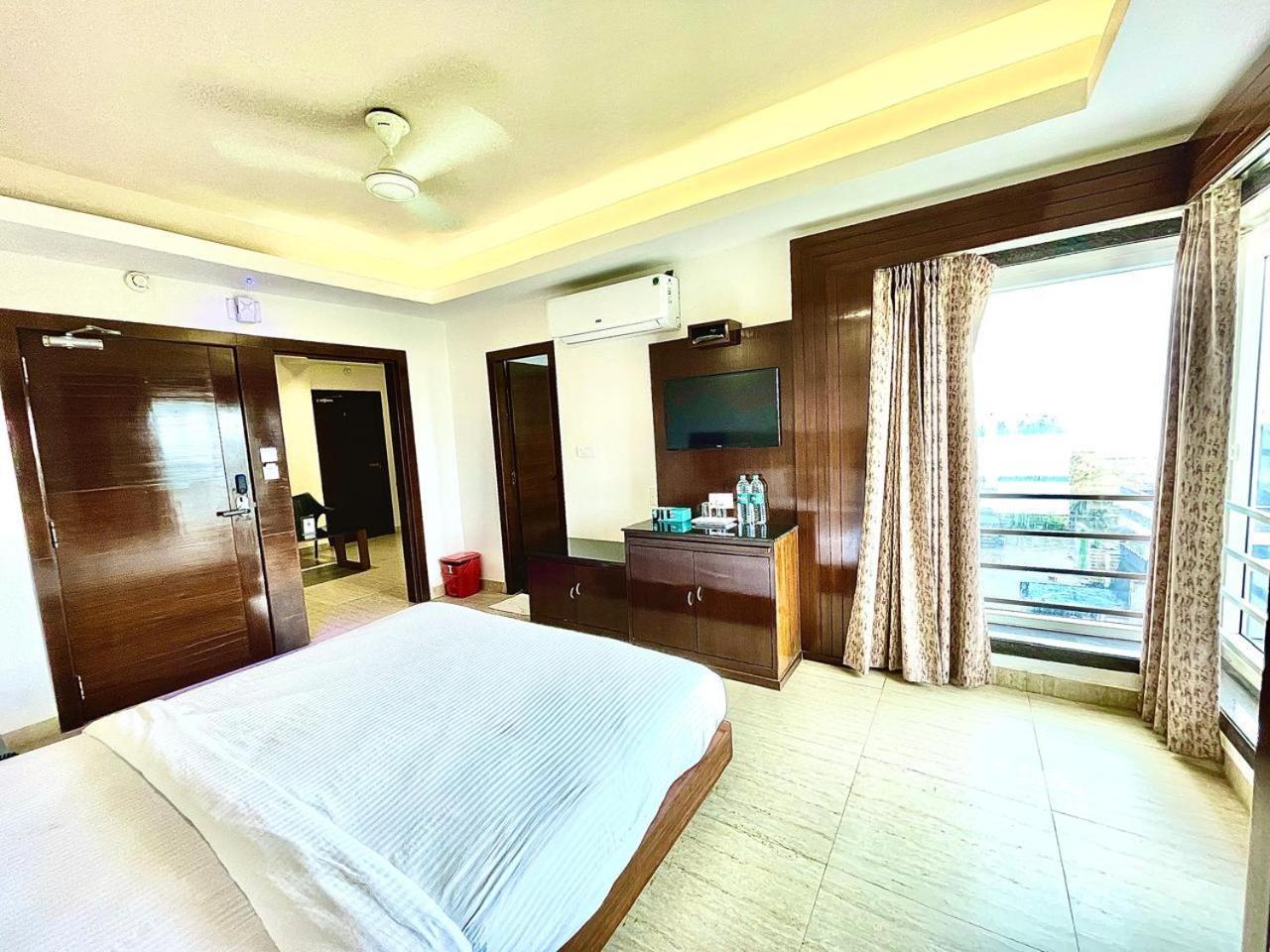 Gr Palace, In Front Of Sea-Beach With Breakfast, Swimming-Pool, Fully Air-Conditioned, Hotel With Parking Availability Puri Bagian luar foto