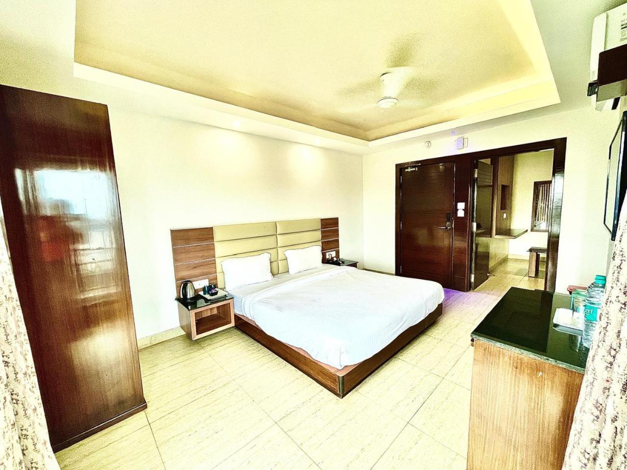 Gr Palace, In Front Of Sea-Beach With Breakfast, Swimming-Pool, Fully Air-Conditioned, Hotel With Parking Availability Puri Bagian luar foto