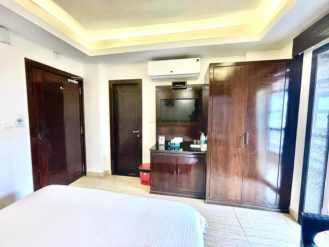 Gr Palace, In Front Of Sea-Beach With Breakfast, Swimming-Pool, Fully Air-Conditioned, Hotel With Parking Availability Puri Bagian luar foto