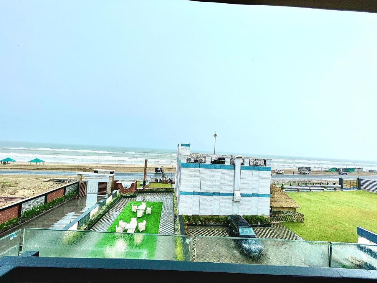 Gr Palace, In Front Of Sea-Beach With Breakfast, Swimming-Pool, Fully Air-Conditioned, Hotel With Parking Availability Puri Bagian luar foto