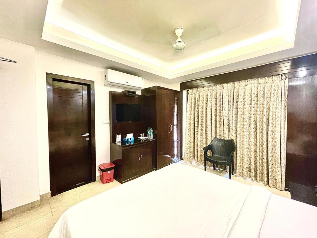 Gr Palace, In Front Of Sea-Beach With Breakfast, Swimming-Pool, Fully Air-Conditioned, Hotel With Parking Availability Puri Bagian luar foto
