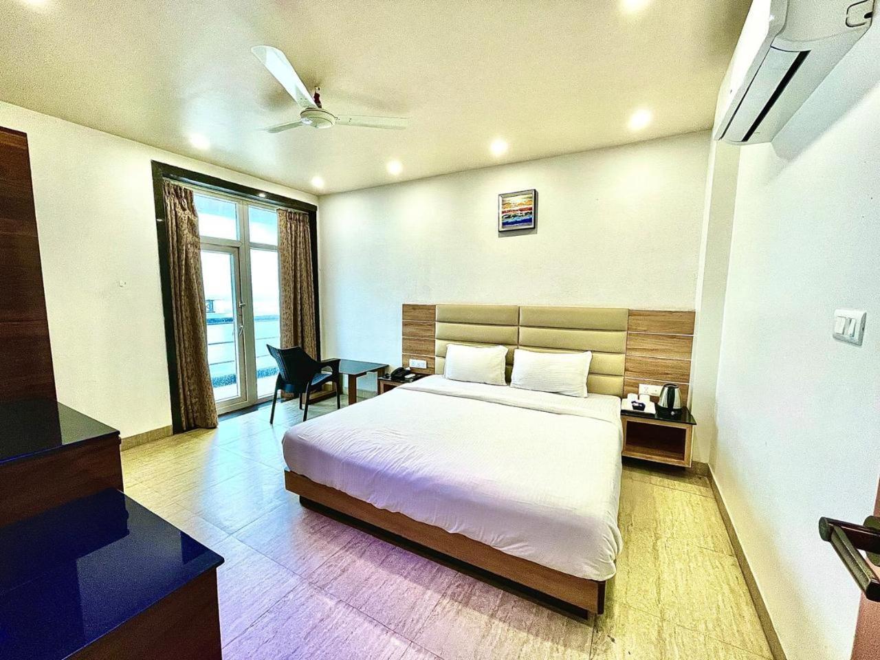 Gr Palace, In Front Of Sea-Beach With Breakfast, Swimming-Pool, Fully Air-Conditioned, Hotel With Parking Availability Puri Bagian luar foto