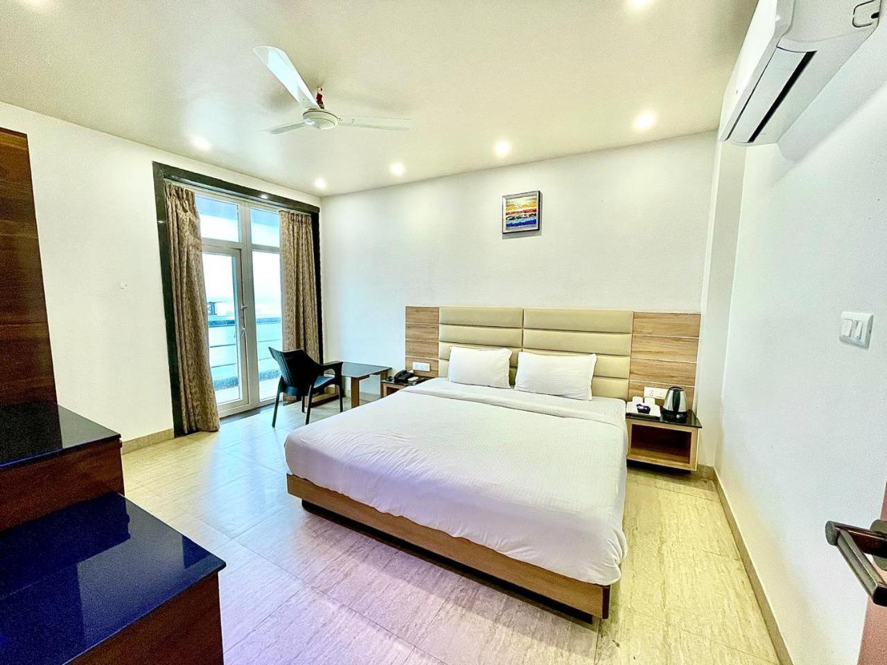 Gr Palace, In Front Of Sea-Beach With Breakfast, Swimming-Pool, Fully Air-Conditioned, Hotel With Parking Availability Puri Bagian luar foto