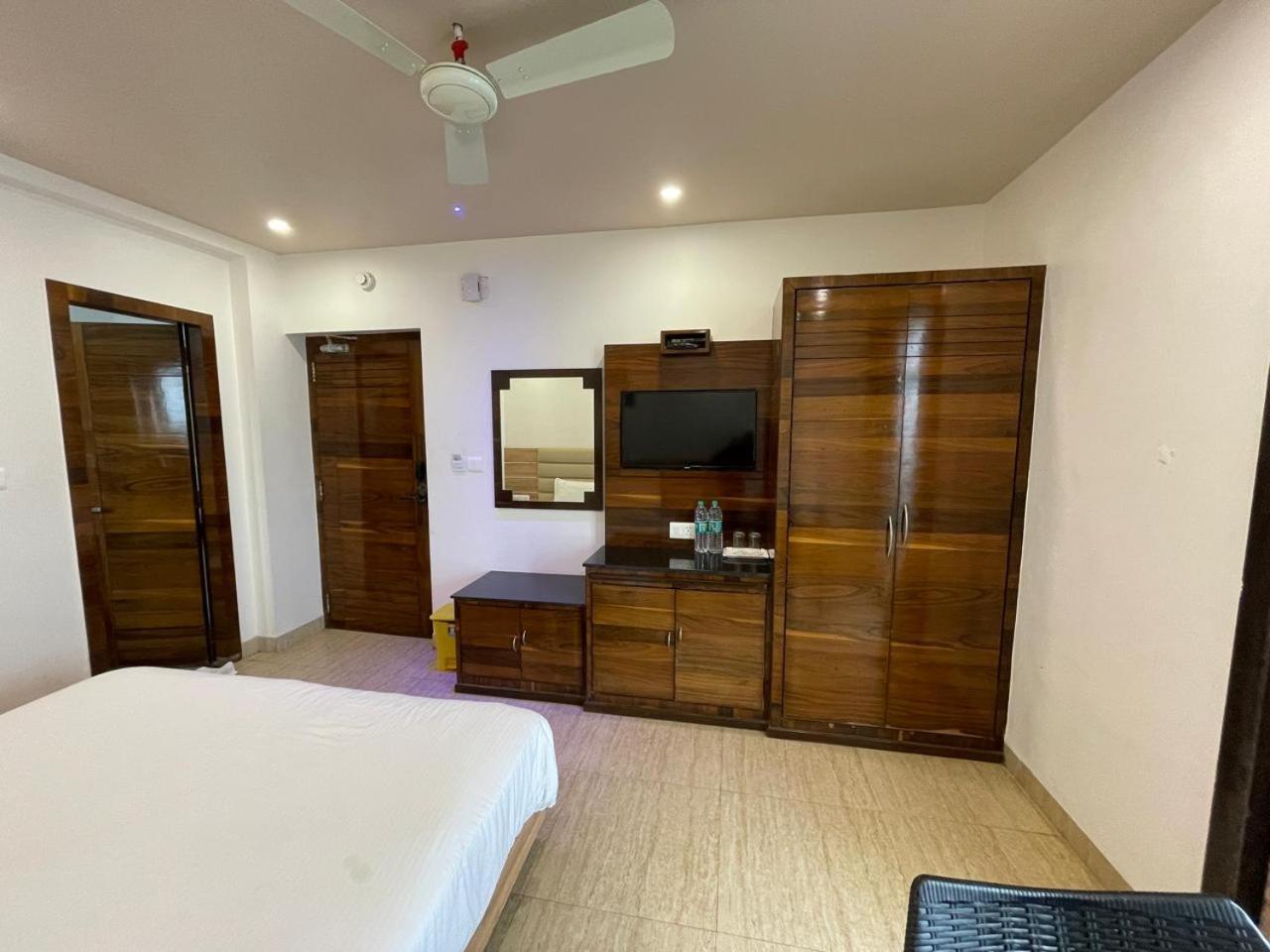 Gr Palace, In Front Of Sea-Beach With Breakfast, Swimming-Pool, Fully Air-Conditioned, Hotel With Parking Availability Puri Bagian luar foto