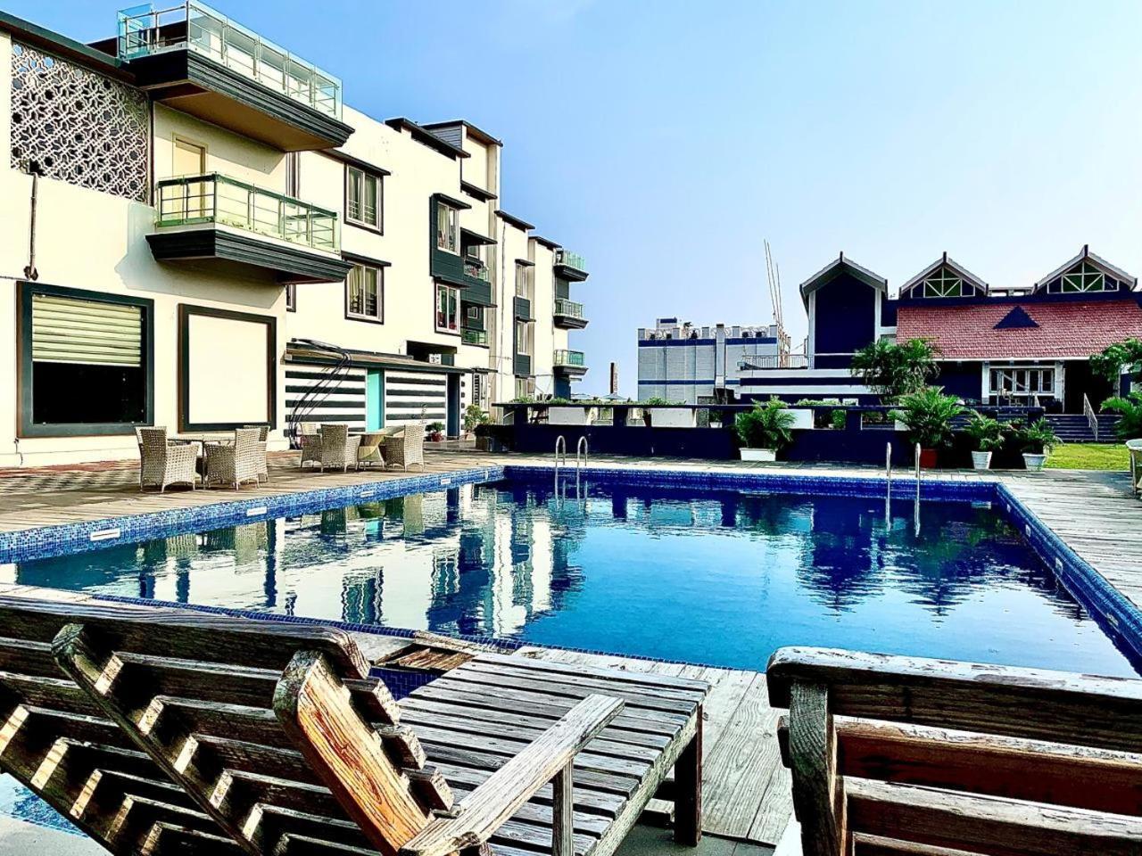 Gr Palace, In Front Of Sea-Beach With Breakfast, Swimming-Pool, Fully Air-Conditioned, Hotel With Parking Availability Puri Bagian luar foto