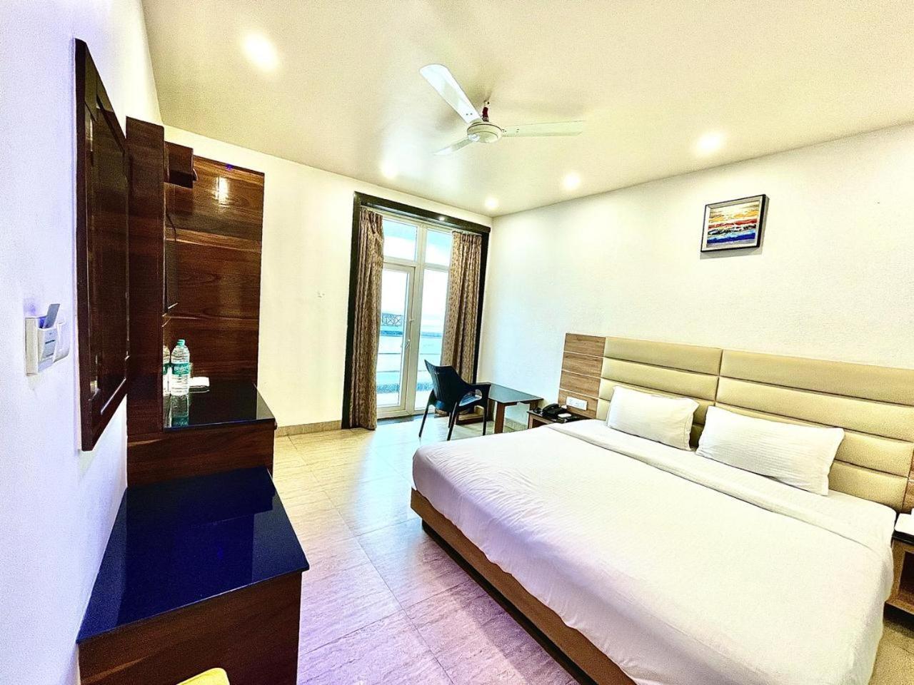 Gr Palace, In Front Of Sea-Beach With Breakfast, Swimming-Pool, Fully Air-Conditioned, Hotel With Parking Availability Puri Bagian luar foto