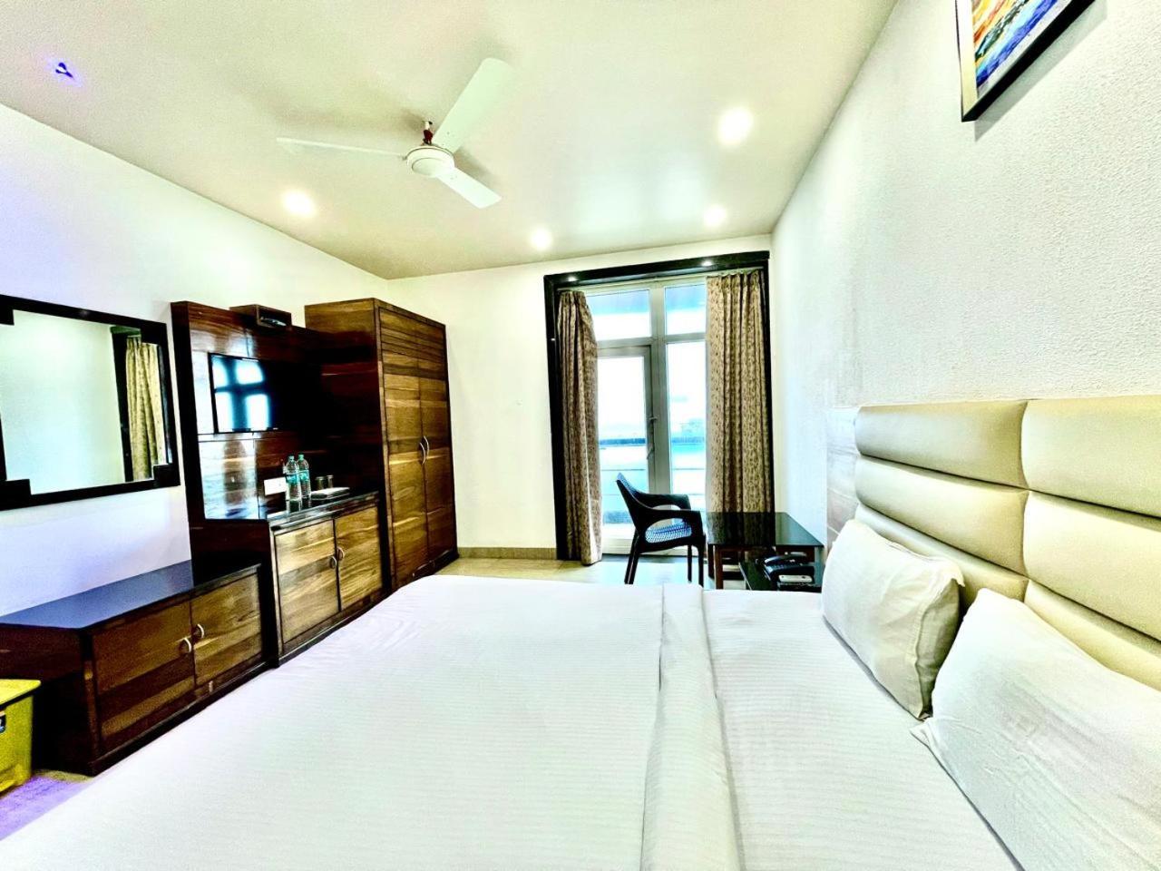 Gr Palace, In Front Of Sea-Beach With Breakfast, Swimming-Pool, Fully Air-Conditioned, Hotel With Parking Availability Puri Bagian luar foto